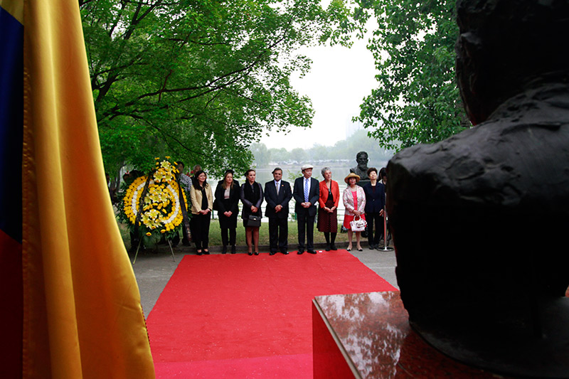 Un nutrido grupo de artistas, residentes latinoamericanos, autoridades y seguidores chinos de la obra del escritor colombiano Gabriel García Márquez se reunieron hoy en la sede del museo Jintai de Beijing para honrar su memoria y agradecer su legado. (Foto: YAC)