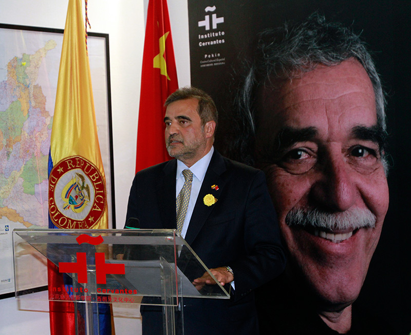 El Sr. Oscar Rueda, embajador de Colombia en China, al inaugurar la exposición que presenta al público chino 17 emblemáticas fotografías de Gabriel García Márquez, destacó la trascendencia del más universal de los escritores del realismo mágico. (Foto: YAC)