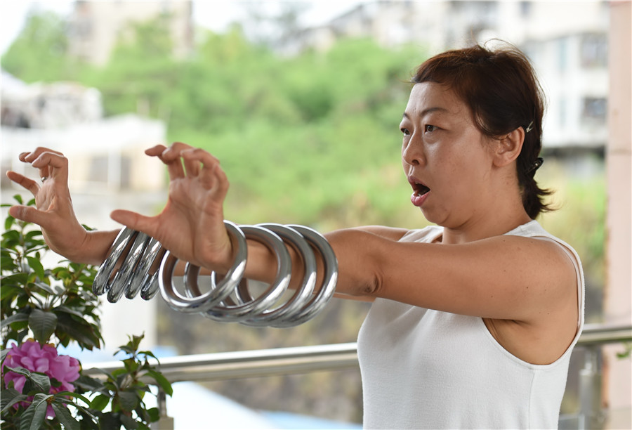 La esposa de Arend F. Van Peer practica kung fu chino en Fuzhou, capital de la provincia de Fujian, el 18 de abril de 2017. [Foto / Xinhua]