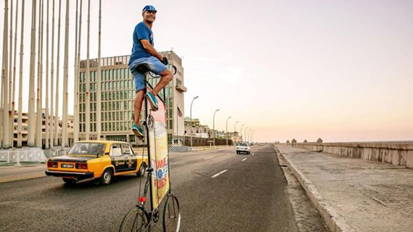 Un ingenioso cubano está construyendo la bicicleta más alta del mundo