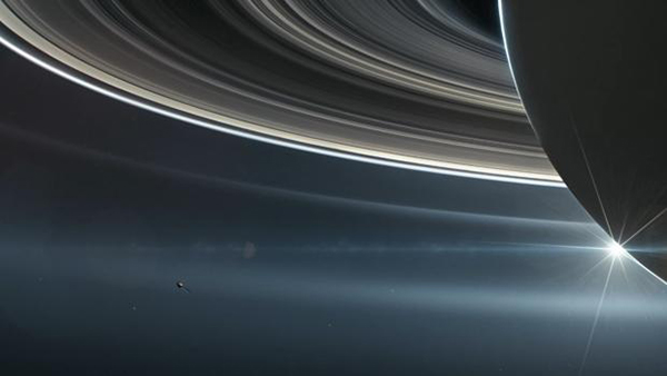 La sonda Cassini se posiciona entre Saturno y sus anillos