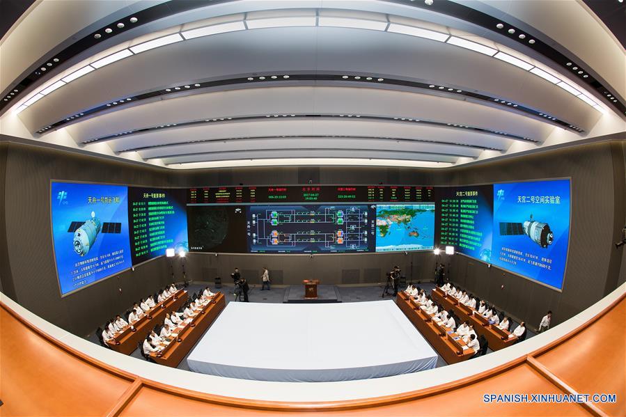  BEIJING, abril 27, 2017 (Xinhua) -- Vista del centro de control, en Beijing, capital de China, el 27 de abril de 2017. La nave espacial de carga Tianzhou-1 de China y el laboratorio espacial Tiangong-2 completaron su primer reaprovisionamiento de combustible en órbita a las 19:07 horas del jueves, lo que añade otro éxito a la misión de la Tianzhou-1. (Xinhua/Ju Zhenhua)