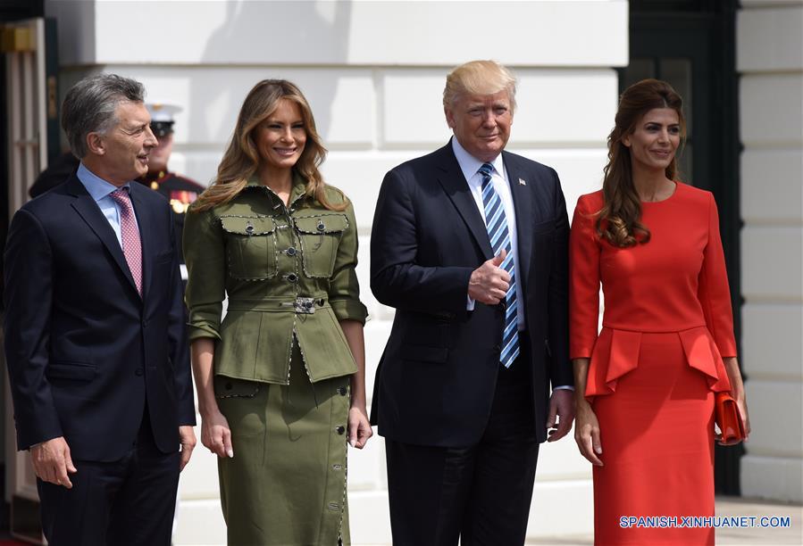  WASHINGTON D.C., abril 27, 2017 (Xinhua) -- El presidente estadounidense, Donald Trump (2-d), y la primera dama Melania Trump (2-i), reciben al presidente de Argentina, Mauricio Macri (i), y la primera dama argentina, Juliana Awada (d), en la Casa Blanca, en Washington D.C., Estados Unidos de América, el 27 de abril de 2017. (Xinhua/Yin Bogu)