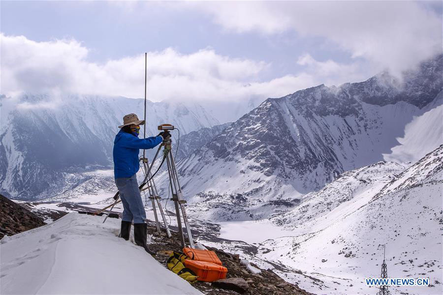 Científicos chinos supervisan la salud del glaciar en Tianshan
