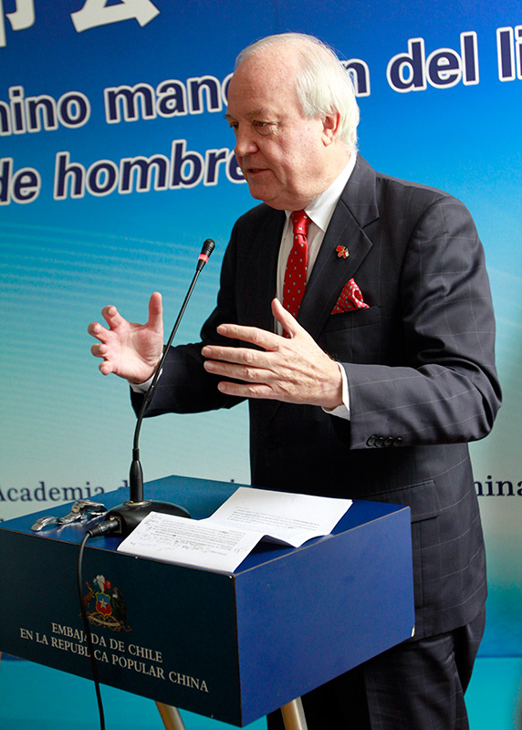 Sr. Jorge Heine, embajador de Chile en China, destacó las cualidades de la biografía “Bachelet en tierra de hombres”. (Foto: YAC)