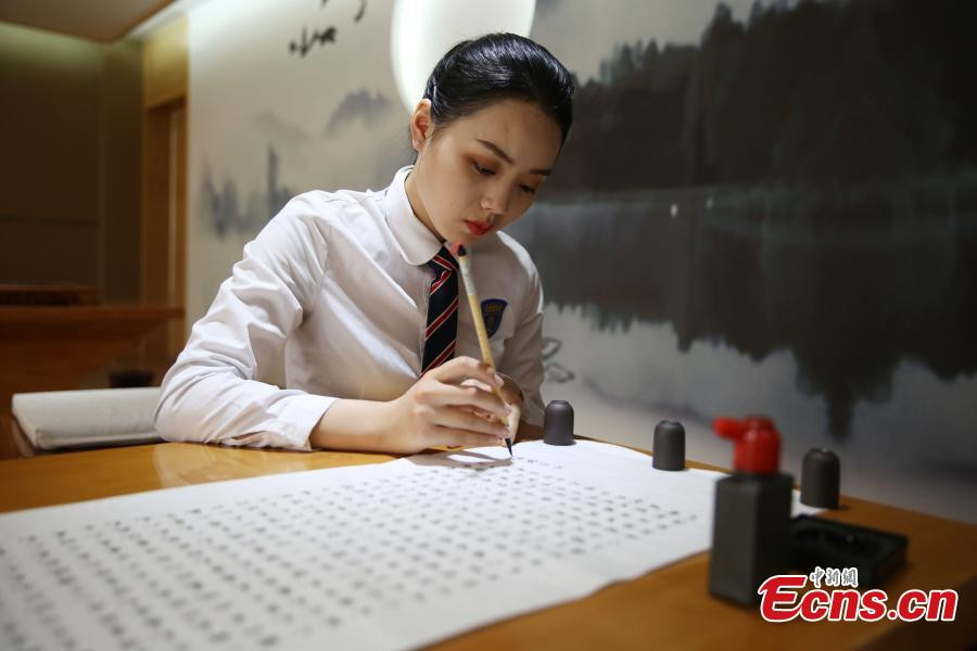 Joven china caligrafía "El Sutra del Diamante" como regalo por el Día de la Madre