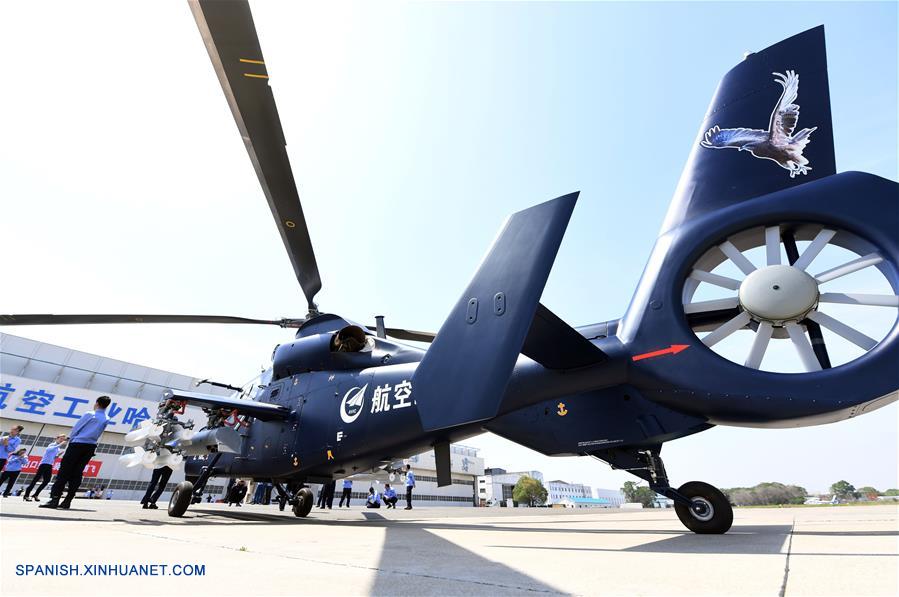 HEILONGJIANG, mayo 18, 2017 (Xinhua) -- El helicóptero armado Z-19E desarrollado por China aterriza luego de realizar su vuelo inaugural, en Harbin, provincia de Heilongjiang, en el noreste de China, el 18 de mayo de 2017. La nueva generación del modelo, orientado a la exportación, fue desarrollada por AVIC Harbin Aircraft Industry para satisfacer los requisitos del mercado internacional militar, según el comunicado de la empresa estatal Corporación de la Industria de la Aviación de China (AVIC, en sus siglas en inglés). (Xinhua/Liu Yang)