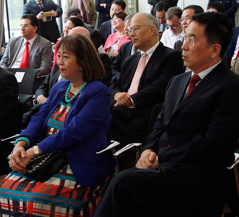 Chile condecora al destacado economista chino Yi Xiaozhun