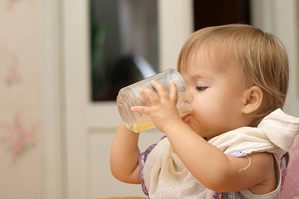 Los pediatras estadounidenses aconsejan que los niños no deberían beber jugo de fruta
