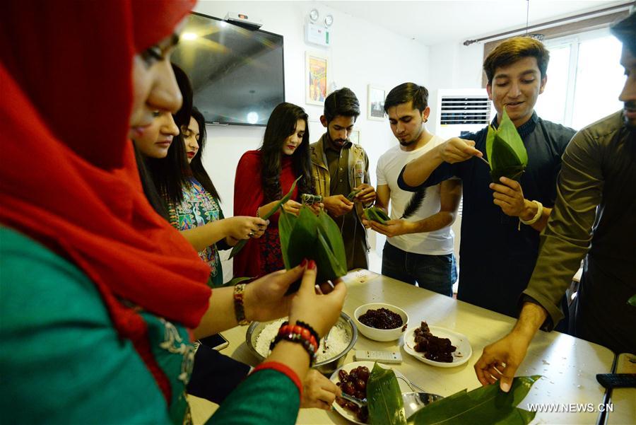 Estudiantes extranjeros hacen "zongzi" para celebrar el Festival del Bote de Dragón