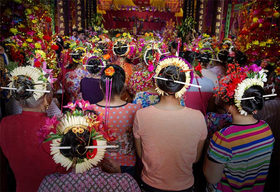 Las mujeres llevan una corona de flores especial durante una ceremonia en el Festival de Bote de Dragón. Foto de Chen Xiurong. [Foto proporcionada por photoint.net]
