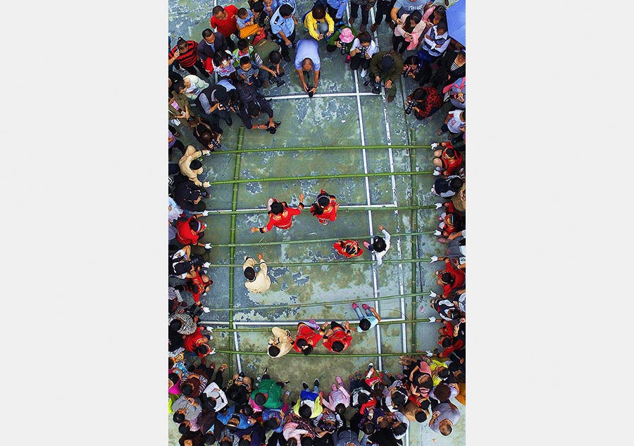 La gente participa en la danza de bambú. Foto de Chen Bixin. [Foto proporcionada por photoint.net]