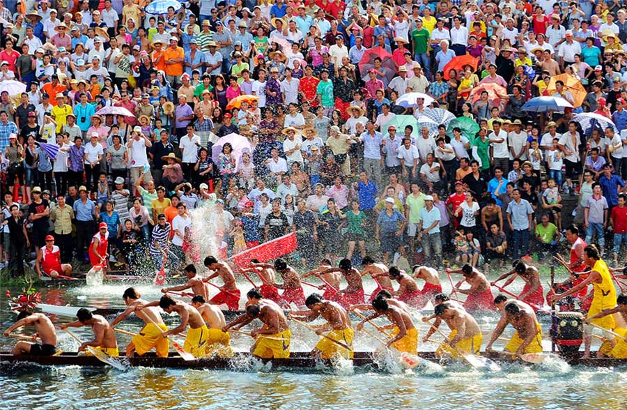 La gente observa una carrera de botes de dragón. Foto de Lu Zhangtu. [Foto proporcionada por photoint.net]