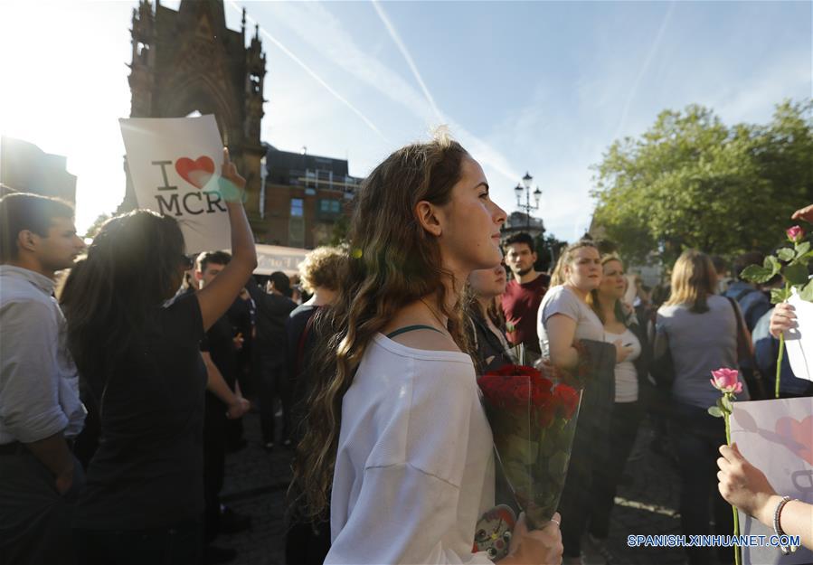Personas participan en vigilia por víctimas de Manchester