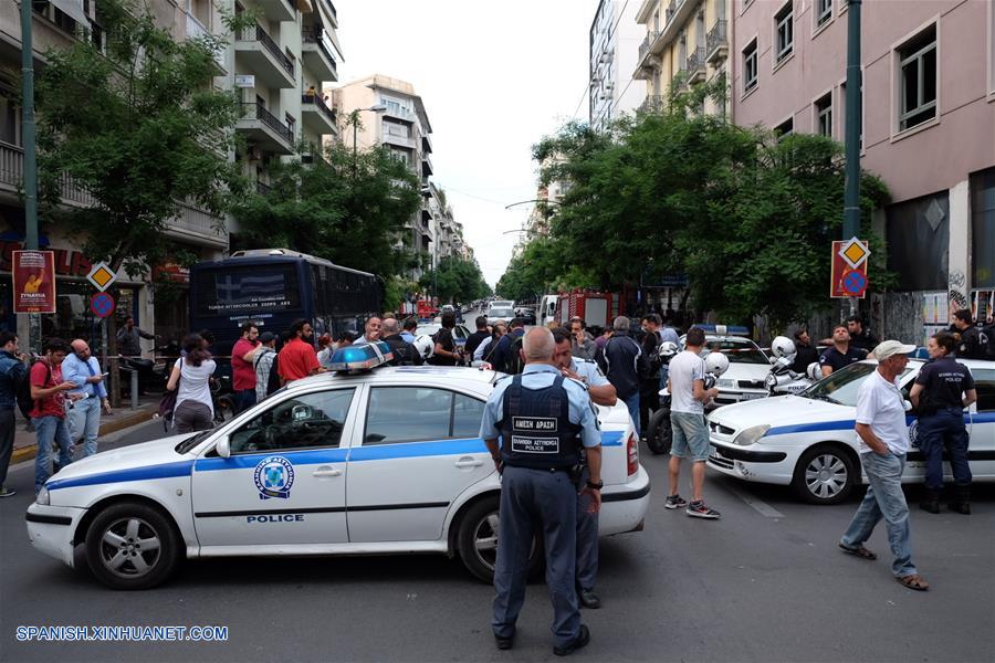 Ex PM griego Papademos resulta herido por estallido de carta bomba