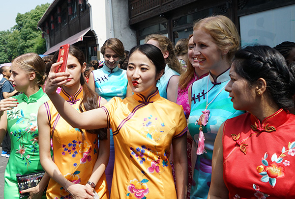 Varias mujeres muestran la belleza del qipao chino