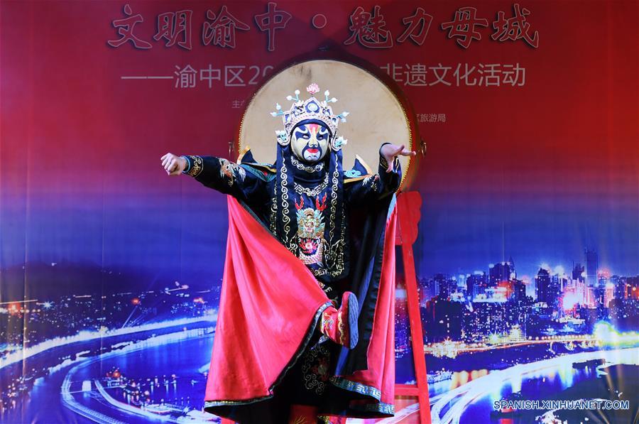 CHONGQING, mayo 29, 2017 (Xinhua) -- Un actor participa durante un espectáculo para celebrar el Festival del Bote de Dragón en Chongqing, en el suroeste de China, el 29 de mayo de 2017. (Xinhua/Wang Quanchao)