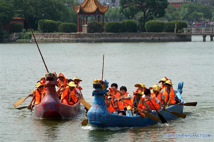 HENAN, mayo 29, 2017 (Xinhua) -- Personas participan en una carrera de botes de dragón para dar la bienvenida al Festival de Botes de Dragón, en el punto escénico de Longting en la ciudad de Kaifeng, en la provincia de Henan, en el centro de China, el 29 de mayo de 2017. (Xinhua/Li An)