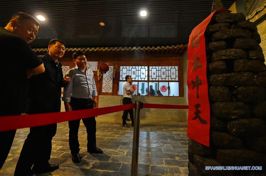 Turistas observan productos de carbón mostrados en el Museo de Carbón de Datong, ubicado bajo tierra en el Parque Minero Nacional de Jinhuagong, en la ciudad de Datong, en la provincia de Shanxi, en el norte de China, el 16 de mayo de 2017. (Xinhua/Cao Yang)