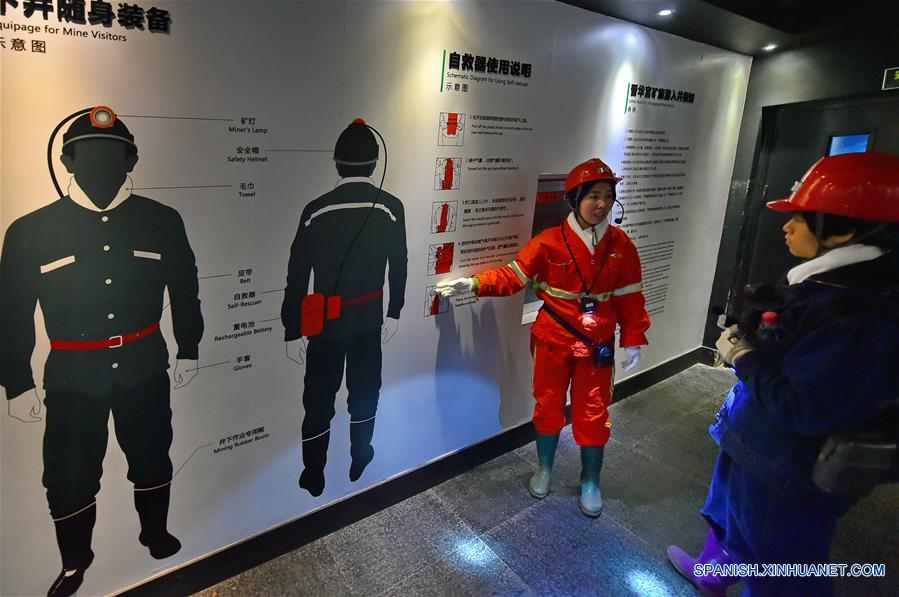 Empleados presentan el equipamiento para visitantes a la mina, en el Parque Minero Nacional de Jinhuagong, en la ciudad de Datong, en la provincia de Shanxi, en el norte de China, el 16 de mayo de 2017. (Xinhua/Cao Yang)