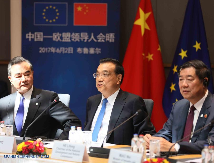BRUSELAS, junio 2, 2017 (Xinhua) -- El primer ministro de China, Li Keqiang (c), participa durante la 19 reunión de líderes China-Unión Europea (UE) en Bruselas, Bélgica, el 2 de junio de 2017. (Xinhua/Liu Weibing)