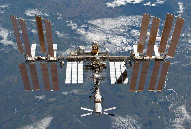 SpaceX lanza experimento chino y otros suministros a Estación Espacial Internacional
