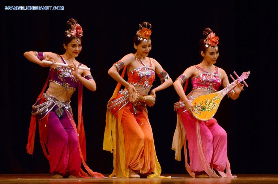 Imagen del 3 de junio de 2017, de artistas chinas participando durante una gala cultural como parte de los festejos para celebrar los 170 años de la presencia china en Cuba, en el Teatro Nacional en La Habana, Cuba. (Xinhua/Joaquín Hernández)