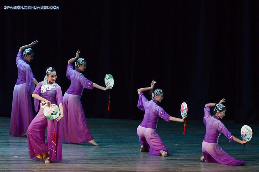 Imagen del 3 de junio de 2017, de artistas chinas participando durante una gala cultural como parte de los festejos para celebrar los 170 años de la presencia china en Cuba, en el Teatro Nacional en La Habana, Cuba. (Xinhua/Joaquín Hernández)