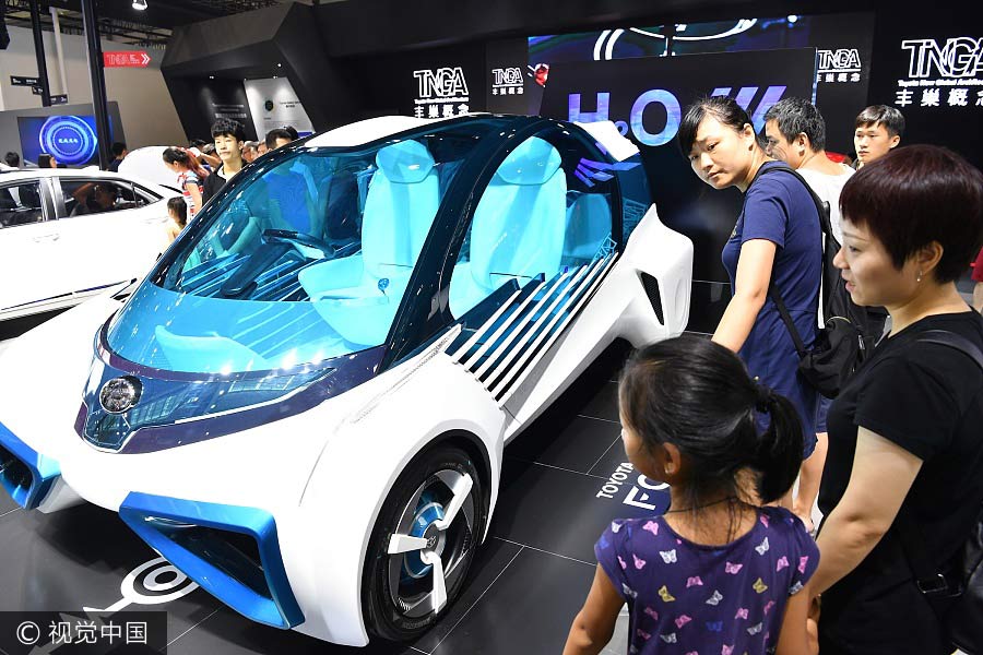 Los visitantes observan un vehículo en el XXI Salón Internacional del Automóvil de Shenzhen-Hong Kong-Macao en Shenzhen, provincia de Guangdong, el 4 de junio de 2017. [Foto / VCG]