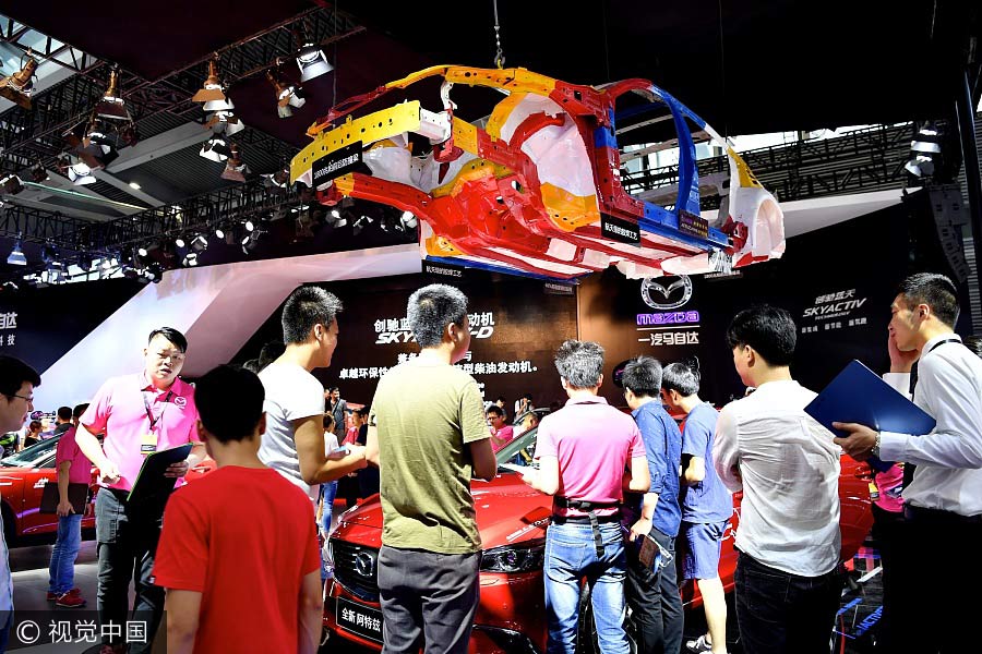 Los visitantes observan un coche en el XXI Salón Internacional del Automóvil de Shenzhen-Hong Kong-Macao en Shenzhen, provincia de Guangdong, el 4 de junio de 2017. [Foto / VCG]