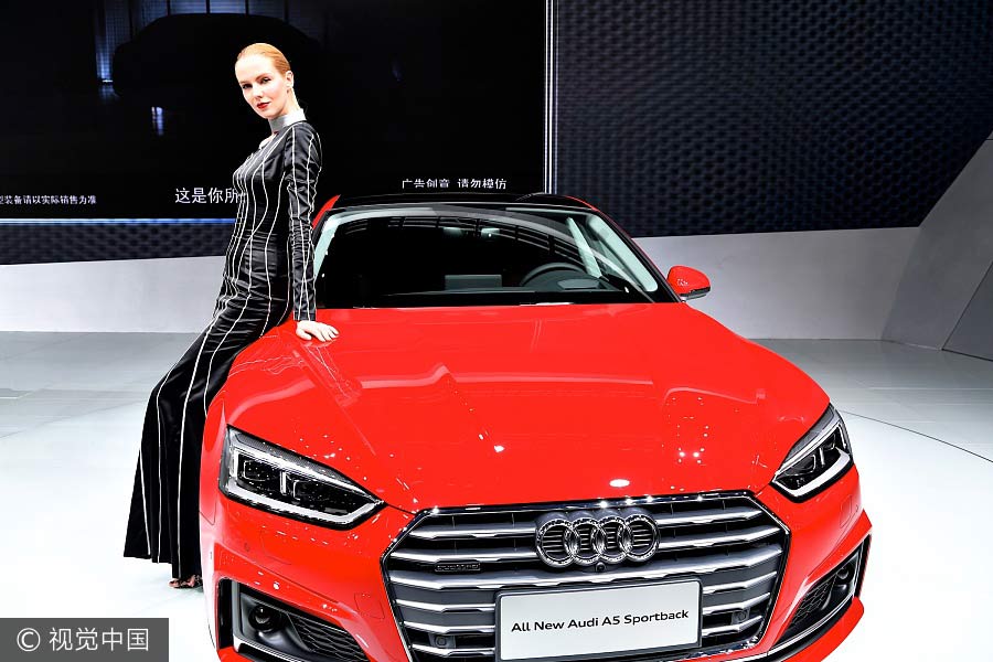 Una modelo posa junto a un coche en el XXI Salón Internacional del Automóvil de Shenzhen-Hong Kong-Macao en Shenzhen, provincia de Guangdong, el 4 de junio de 2017. [Foto / VCG]