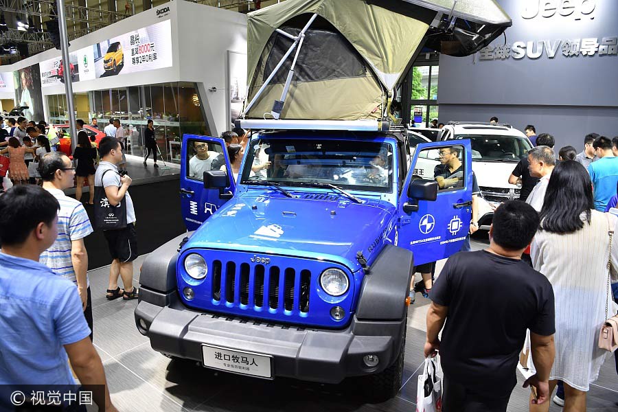 Los visitantes observan un Jeep en el XXI Salón Internacional del Automóvil de Shenzhen-Hong Kong-Macao en Shenzhen, provincia de Guangdong, el 4 de junio de 2017. [Foto / VCG]