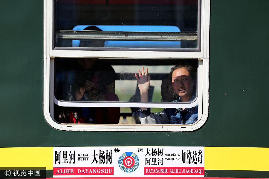 Un tren especial traslada a los estudiantes al centro del examen gaokao