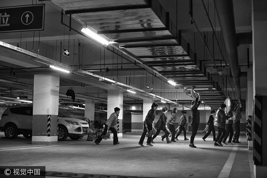 Un grupo de mujeres baila en un aparcamiento subterráneo en Beijing, el 21 de noviembre de 2016. [Foto / VCG]
