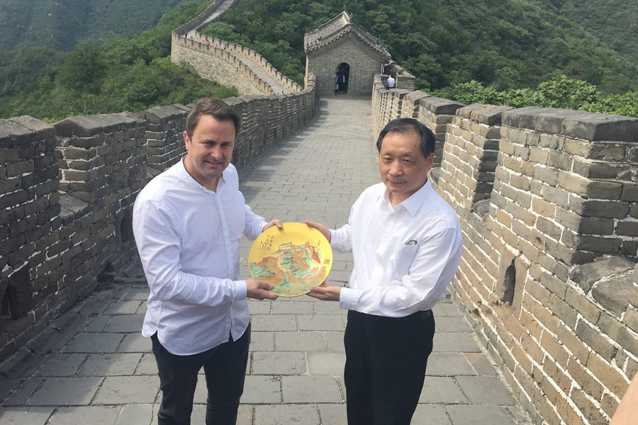 El primer ministro de Luxemburgo visita la Gran Muralla en Beijing