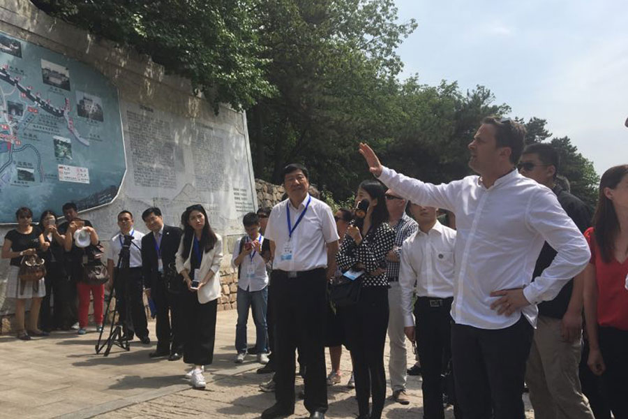 El primer ministro luxemburgués, Xavier Bettel, visita la sección Mutianyu de la Gran Muralla de Beijing, el 11 de junio de 2017. Foto de Jiang Chenglong para China Daily