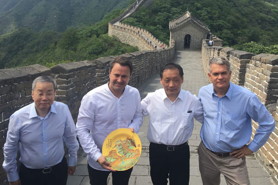 El primer ministro luxemburgués, Xavier Bettel, (segundo izquierda) posa con Li Jinzao, (segundo derecha) en la Gran Muralla de Beijing, el 11 de junio de 2017. Foto de Jiang Chenglong para China Daily