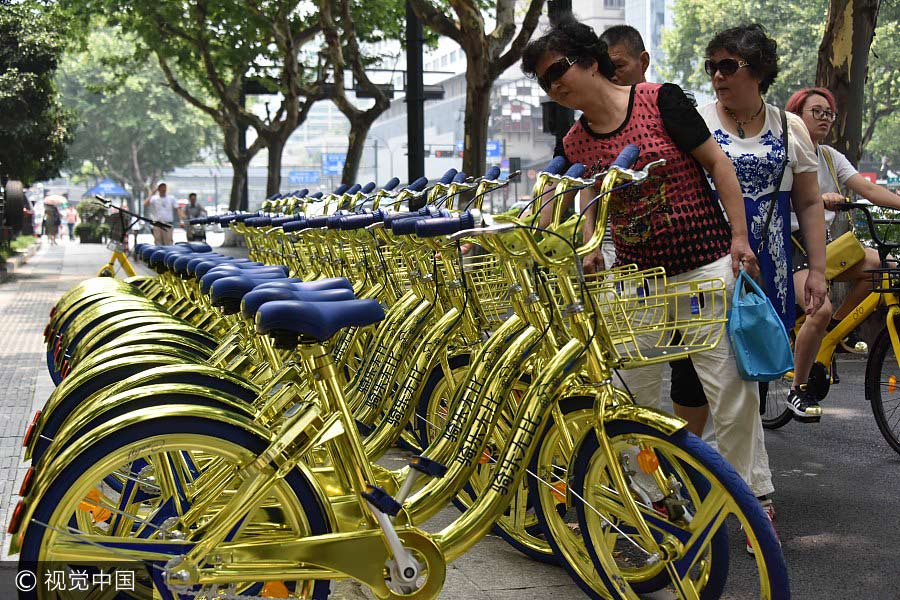 Las nuevas bicicletas compartidas doradas consiguen la atención que buscaban