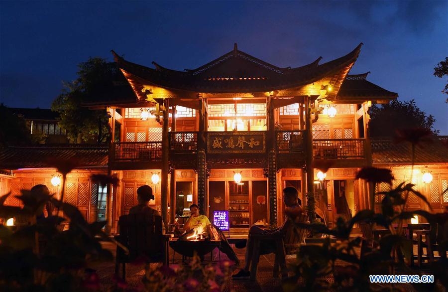 La gente disfruta de la noche en Heshun, ciudad que data de la dinastía Ming (1368-1644), en la provincia de Yunnan, el 10 de junio de 2017. (Xinhua / Yang Zongyou)