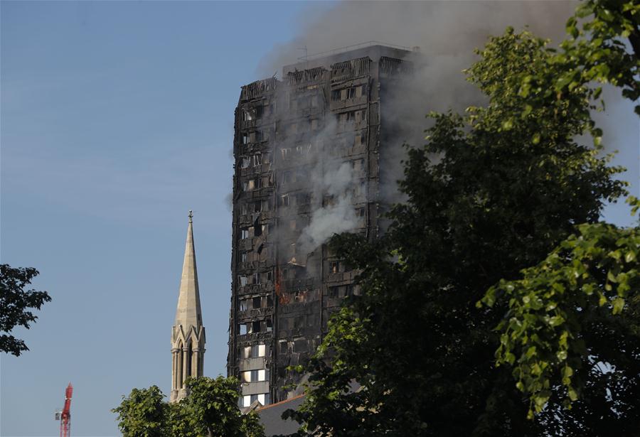 Incendio en edificio de apartamentos de 27 pisos en el oeste de Londres