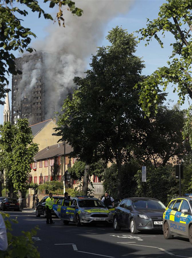 Incendio en edificio de apartamentos de 27 pisos en el oeste de Londres