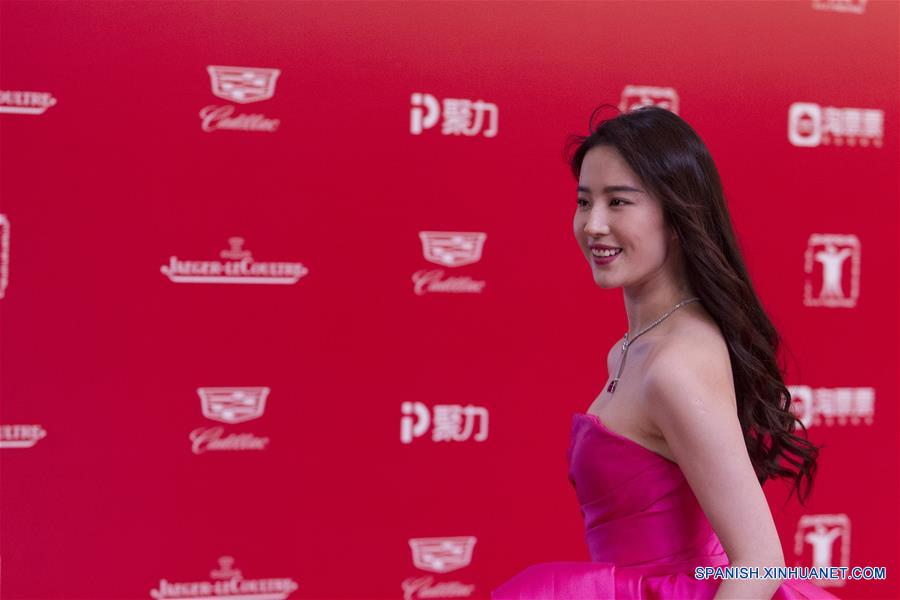 La actriz Liu Yifei, asiste al 20 Festival Internacional de Cine de Shanghai, en Shanghai, en el este de China, el 17 de junio de 2017. El Festival Internacional de Cine de Shanghai comenzó el sábado. (Xinhua/Du Xiaoyi)