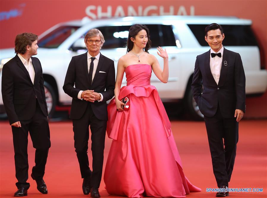 La actriz Liu Yifei (2-d) y el actor Kevin Yan (d), asisten al 20 Festival Internacional de Cine de Shanghai, en Shanghai, en el este de China, el 17 de junio de 2017. El Festival Internacional de Cine de Shanghai comenzó el sábado. (Xinhua/Ding Ting)