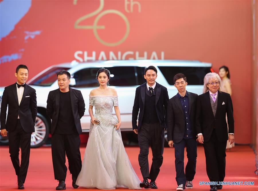 La actriz Yang Mi (3-i) y el actor Chang Chen (3-d) asisten al 20 Festival Internacional de Cine de Shanghai, en Shanghai, en el este de China, el 17 de junio de 2017. El Festival Internacional de Cine de Shanghai comenzó el sábado. (Xinhua/Ding Ting)