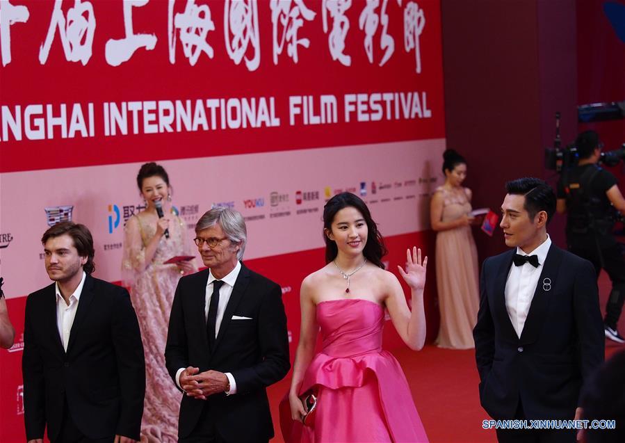 La actriz Liu Yifei (2-d-frente) y el actor Kevin Yan (d-frente), asisten al 20 Festival Internacional de Cine de Shanghai, en Shanghai, en el este de China, el 17 de junio de 2017. El Festival Internacional de Cine de Shanghai comenzó el sábado. (Xinhua/Ren Long)