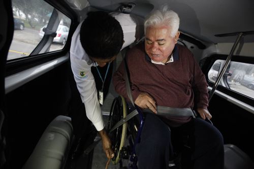 Servicio peruano de taxi para discapacitados recibe premio internacional