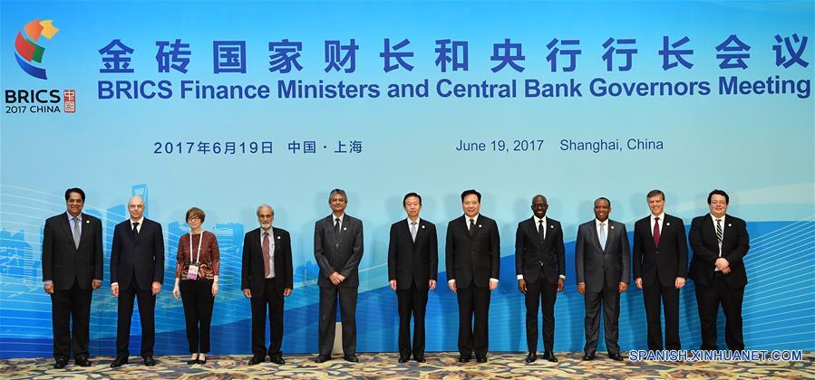 Altos funcionarios de finanzas de países BRICS (Brasil, Rusia, India, China y Sudáfrica) posan luego de la reunión de ministros de Hacienda y gobernadores de bancos centrales de los BRICS, en la municipalidad de Shanghai, en el este de China, el 19 de junio de 2017. (Xinhua/Li Xin)