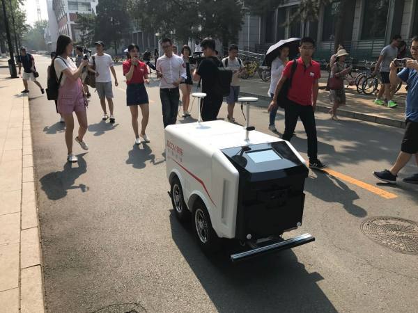 Los primeros robots mensajeros llegan a las calles de China