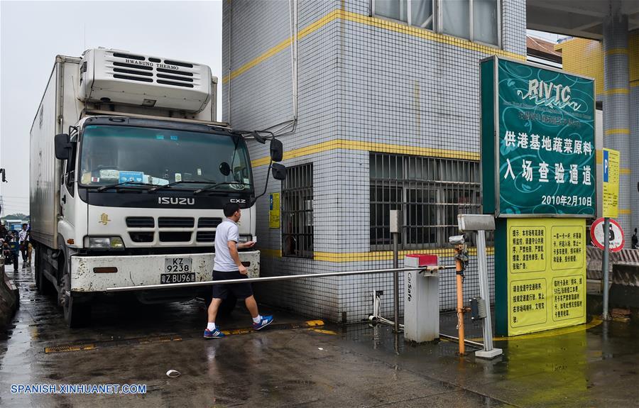 GUANGDONG, junio 18, 2017 (Xinhua) -- Imagen del 16 de junio de 2017, del conductor Yu Jianfeng preparándose para transportar productos a Hong Kong, en el centro de comercio de vegetales de Runfeng en Dongguan, en la provincia de Guangdong, en el sur de China. Según las estadísticas de las autoridades locales, más del 85 por ciento de los vegetales, frutas y aves de corral vivas que llegaron desde la parte continental de China a los mercados de Hong Kong, fueron transportados a través del puerto Wenjindu de Shenzhen. (Xinhua/Mao Siqian)