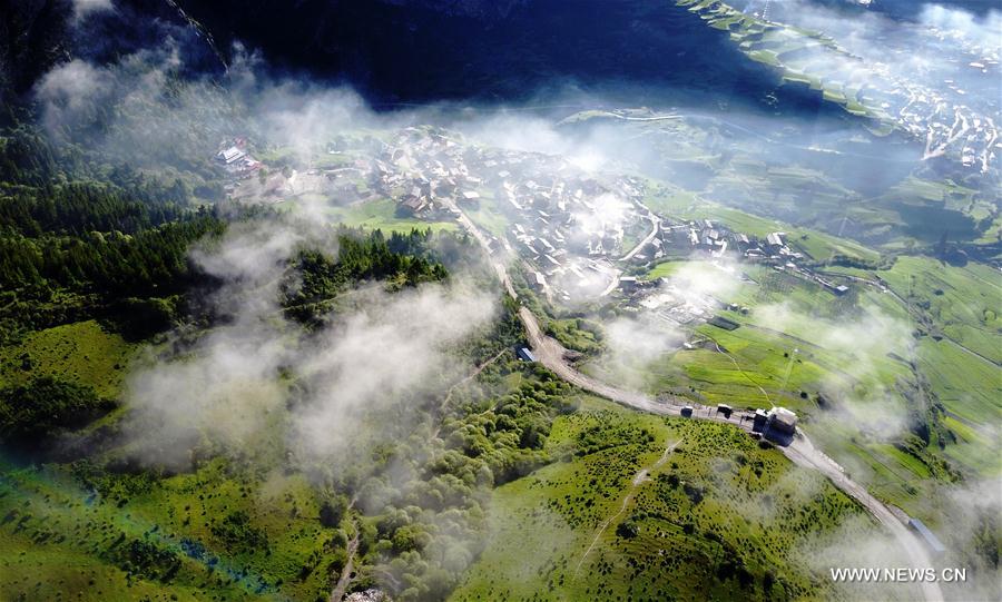 Paisaje de las montañas Zhagana con pueblos de estilo tibetano